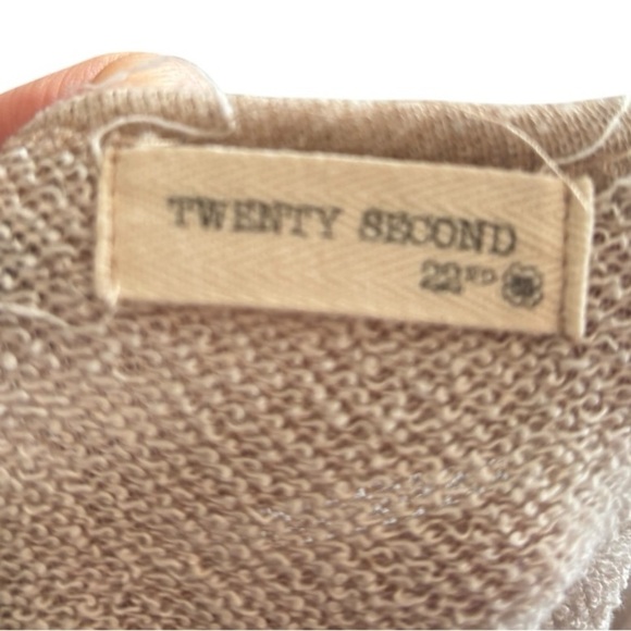 Twenty Second Gold Sweater Size Large (L) - Picture 6 of 6